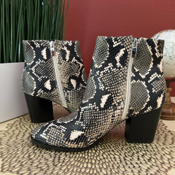 Nine West Niomi Snakeskin Ankle Booties ✨Like New✨ - Picture 4 of 8